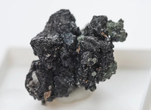 Espécime de ortita (alanite) mineral — Fotografia de Stock