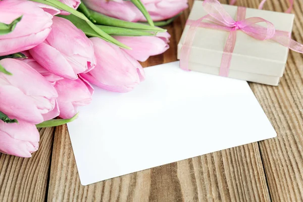 Flores, cartão de felicitações e caixa de presente — Fotografia de Stock