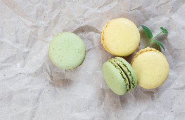 Rengarenk macaroons ve nane yaprakları
