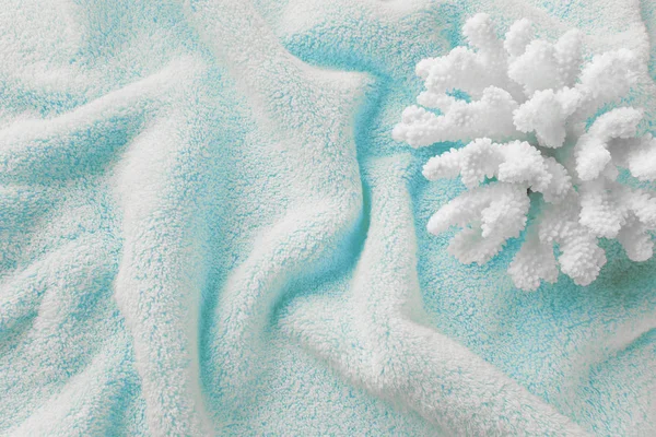 Koral biały na ręcznik frotte pomarańczowy — Zdjęcie stockowe