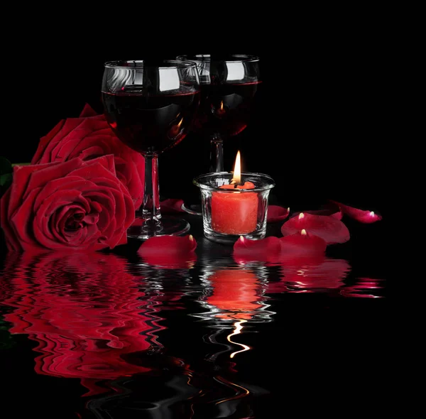 Las rosas y el vino tinto sobre negro reflejado en el agua —  Fotos de Stock