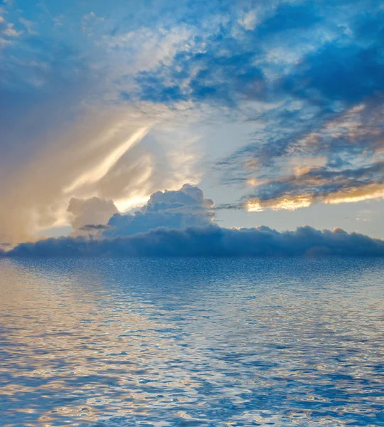 Cloudscape reflected in a water — Stock Photo, Image