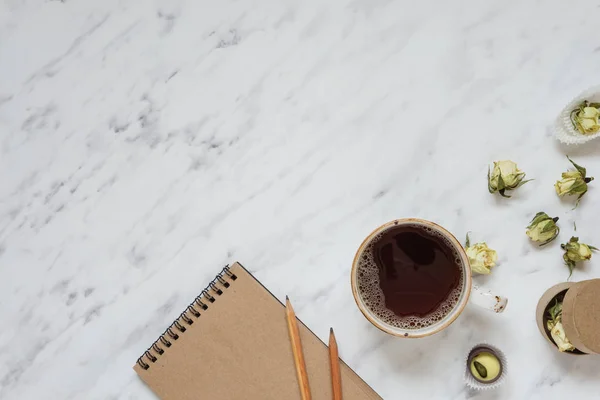 Tasse schwarzen Kaffee und ein Notizbuch — Stockfoto