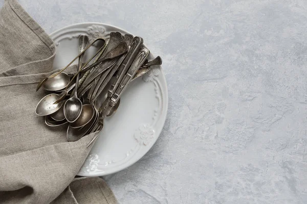Gümüş bir seramik tabak — Stok fotoğraf