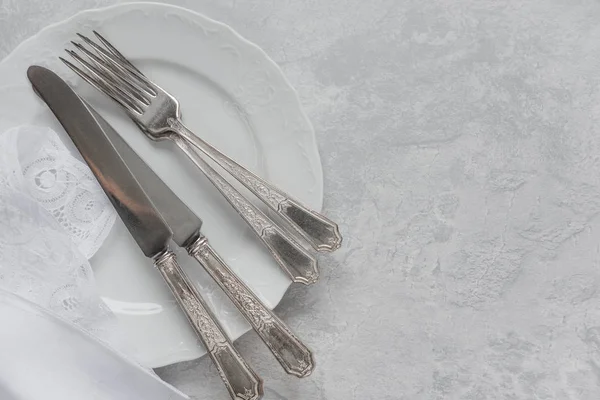 Silverware on a porcelain plates — Stock Photo, Image