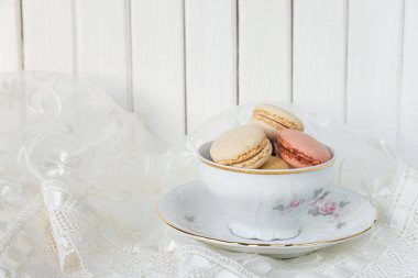 Porselen Kupası'nda çok renkli macaroons