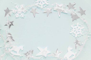 Beyaz-pembe Noel kompozisyon