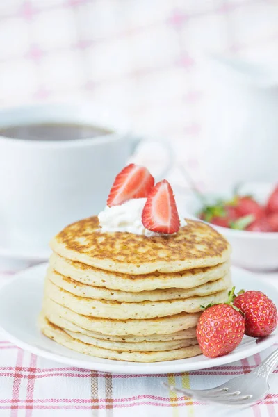 팬케이크와 라스베리 여름 아침 식사 — 스톡 사진