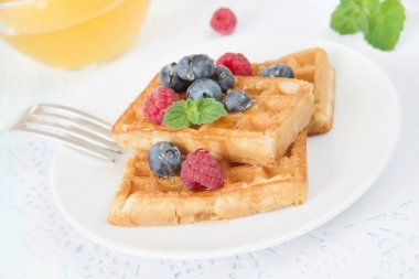 Waffle, ahududu, yaban mersini ve bal