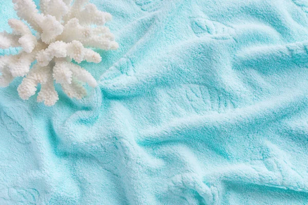 Corallo bianco sulla spugna asciugamano arancione — Foto Stock