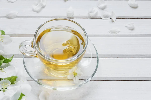 Zelený čaj ve skleněném šálku — Stock fotografie