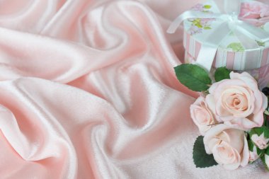 Gül ve hediye kutusu şenlikli kompozisyonu