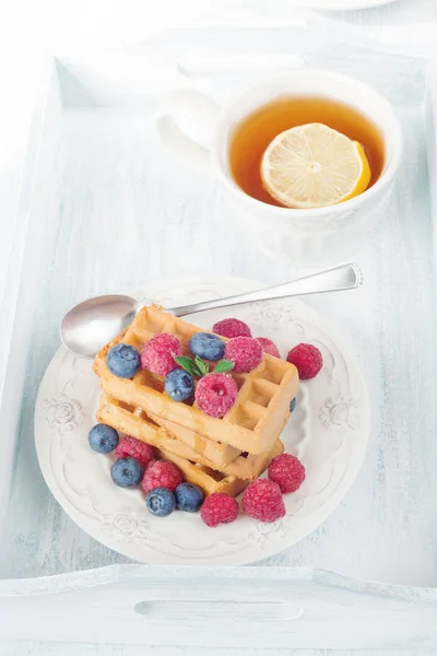 Waffles com bagas e chá com limão — Fotografia de Stock