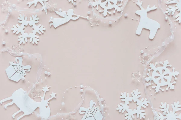 Розово-белая рождественская рамка — стоковое фото