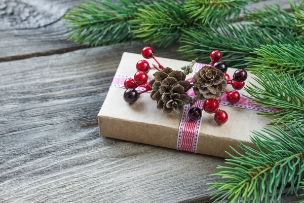 Рождественская композиция с подарочной коробкой — стоковое фото