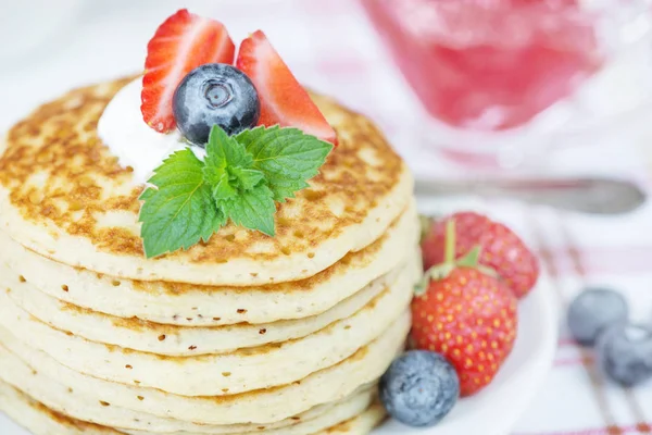 Pancakes with berries — Stock Photo, Image