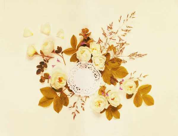 Kompozycja z serwetka ażurowe i dzikiej róży — Zdjęcie stockowe