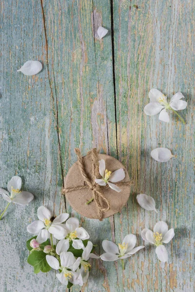 Achtergrond van oude planken, witte bloemen en geschenkdoos — Stockfoto