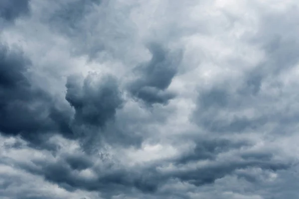 暴风雨天空与戏剧性的云彩 — 图库照片