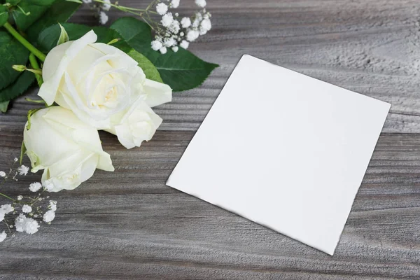 Kytice z bílé růže a papírové karty — Stock fotografie