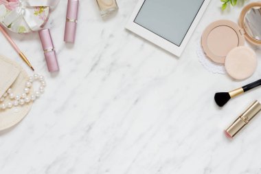 Kadının çalışma alanı kozmetik ve smartphone ile 