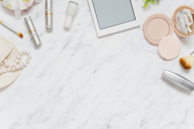 Kadının çalışma alanı kozmetik ve smartphone ile 