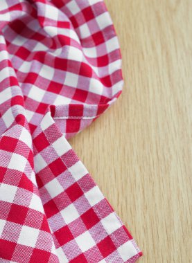 Ahşap ekose desenli masa örtüsü geçerli