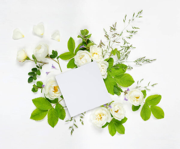 Состав с бумажной картой и дикой розой
