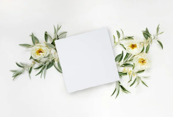 Opracowanie karty i białe róże dzikie — Zdjęcie stockowe
