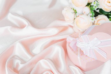 Çiçek ve hediye kutusu pembe kompozisyonu