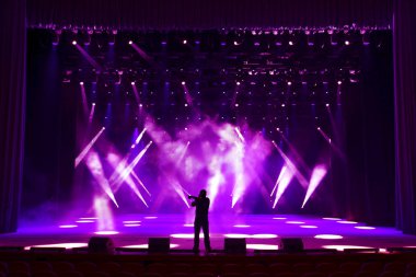 Konser sahnede şarkı adam