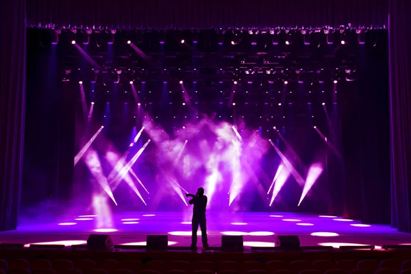 Zingende man op het concertpodium — Stockfoto