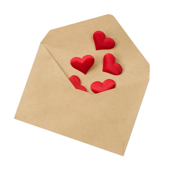 Červená hedvábná srdce v otevřené poštovní obálky — Stock fotografie