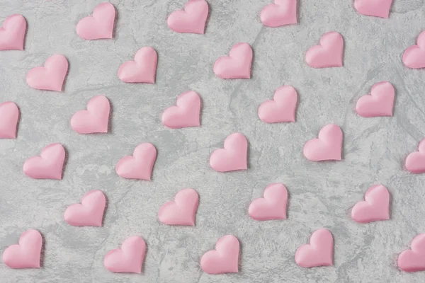 Corações de seda rosa em fileiras — Fotografia de Stock