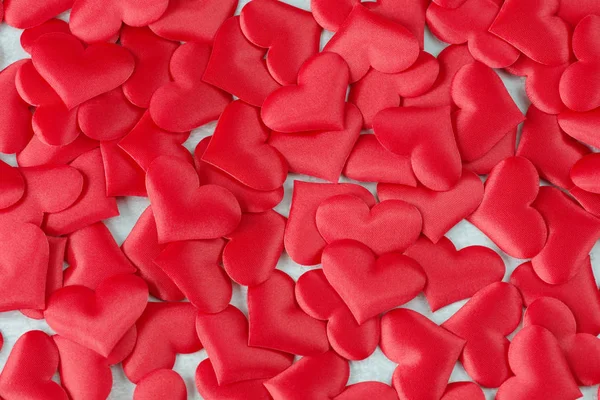 Красные шелковые сердца — стоковое фото