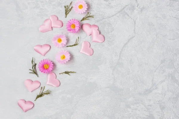 Красивая композиция с цветами и розовыми сердцами — стоковое фото