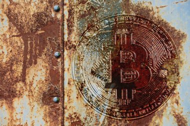 Grunge metal arka plan bitcoin sembolü ile