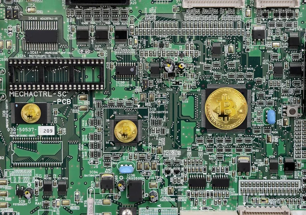 Elektronische printplaat met bitcoin — Stockfoto