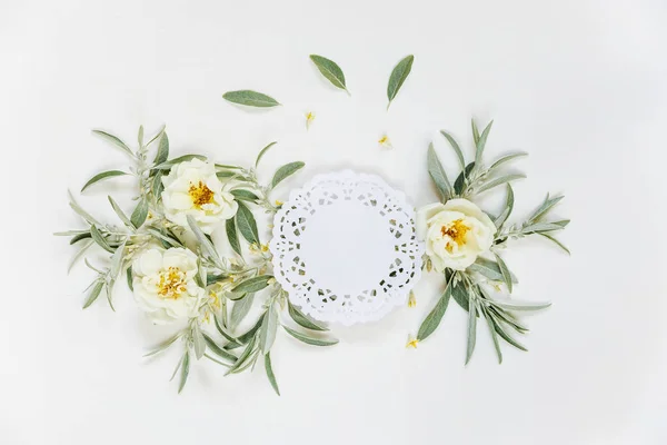 Composición decorativa con servilleta de papel de encaje y flores de rosa — Foto de Stock