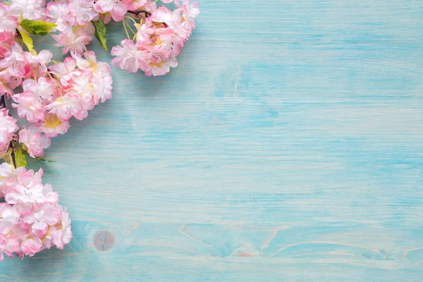 Flores cor de rosa em fundo de madeira azul — Fotografia de Stock
