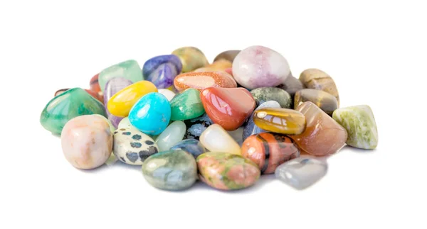 Várias pedras preciosas no fundo branco Fotos De Bancos De Imagens