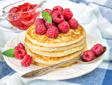 Ahududu ile Pancakes