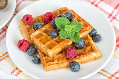 Tatlı waffle 'lı kahvaltı