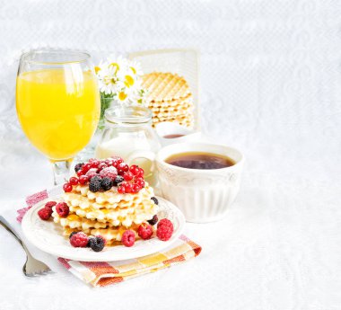 Çay, waffle, çilek ve suyu Kahvaltı