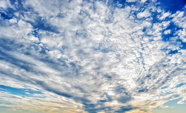 Blauwe lucht met witte wolken — Stockfoto