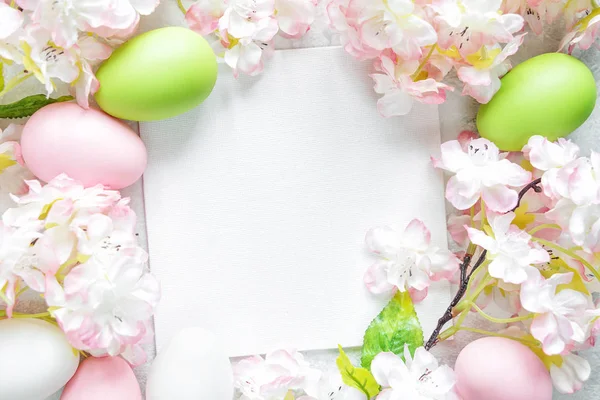 Påsk ram med blommor och påskägg — Stockfoto