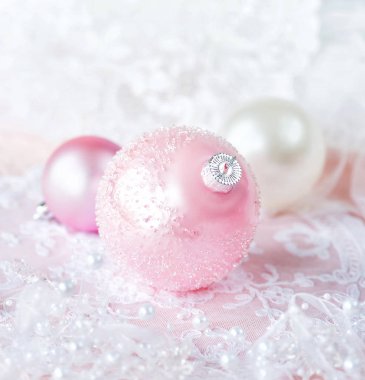 Beyaz ve pembe Noel baloları