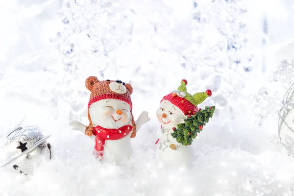 Zwei lustige Schneemänner in der Weihnachtsdekoration — Stockfoto