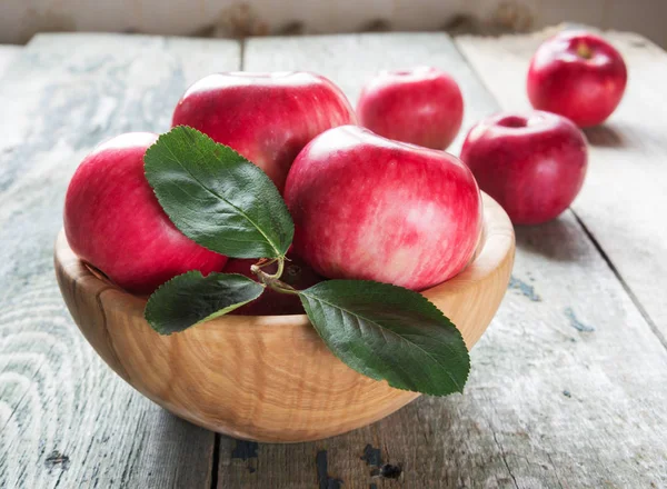 Pommes rouges dans un bol en bois — Photo