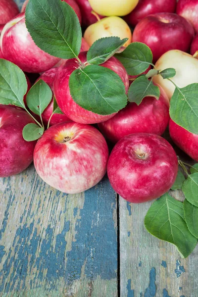 Pommes rouges sur la vieille table en bois — Photo